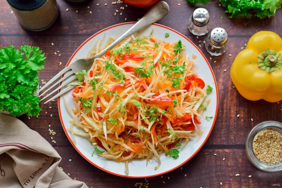Вкусный салат из капусты, моркови, болгарского перца и свежего огурца