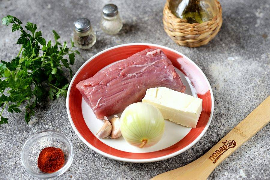 Для приготовления свинины со сливочным маслом подготовьте необходимые ингредиенты. Лук почистите, помойте вместе с мясом, вытрите насухо.