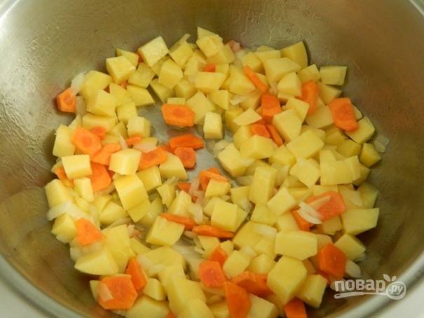 5. Разогреваем в другой кастрюле 2 ст. ложки масла и добавляем картошку, лук и морковку и на сильном огне обжариваем эти овощи несколько минут.