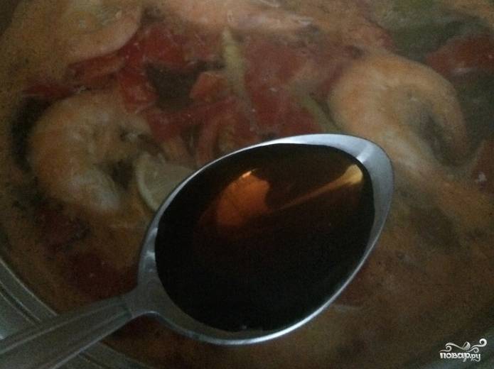 2. Затем быстро заливаем это все куриным бульоном и добавим   соусы, перец чили и измельченные томаты. Когда суп закипит, уменьшим огонь.