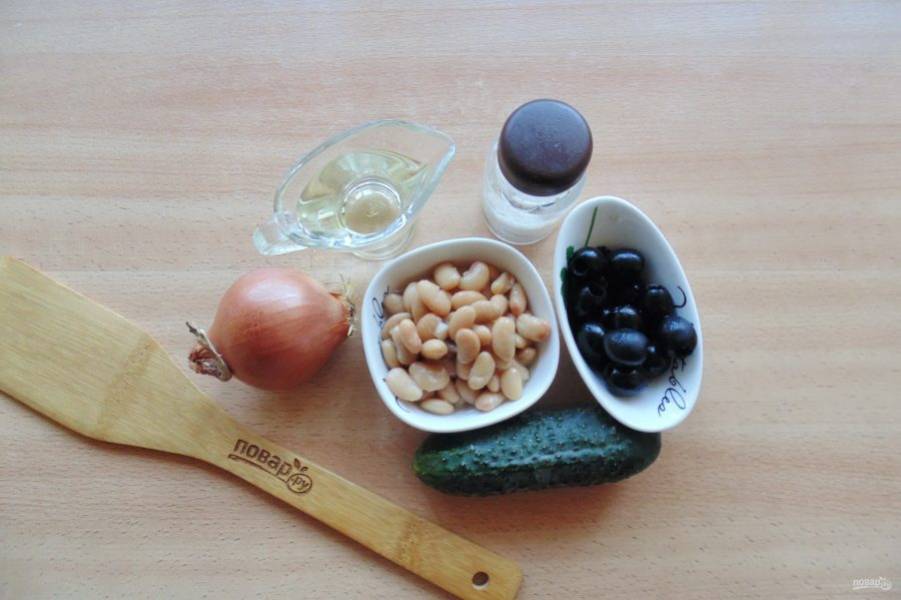 Подготовьте ингредиенты для приготовления салата.