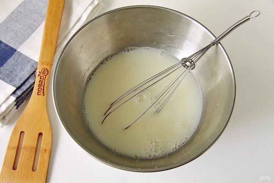 Влейте в глубокую миску молоко, добавьте сахар и мешайте до растворения.