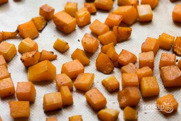 Тыкву очистите и порежьте кубиком, смешайте с ложкой масла, ложкой уксуса, добавьте немного перца и соль. В разогретой до 200 градусов духовке обжарьте тыкву, переворачивая, 25 минут.