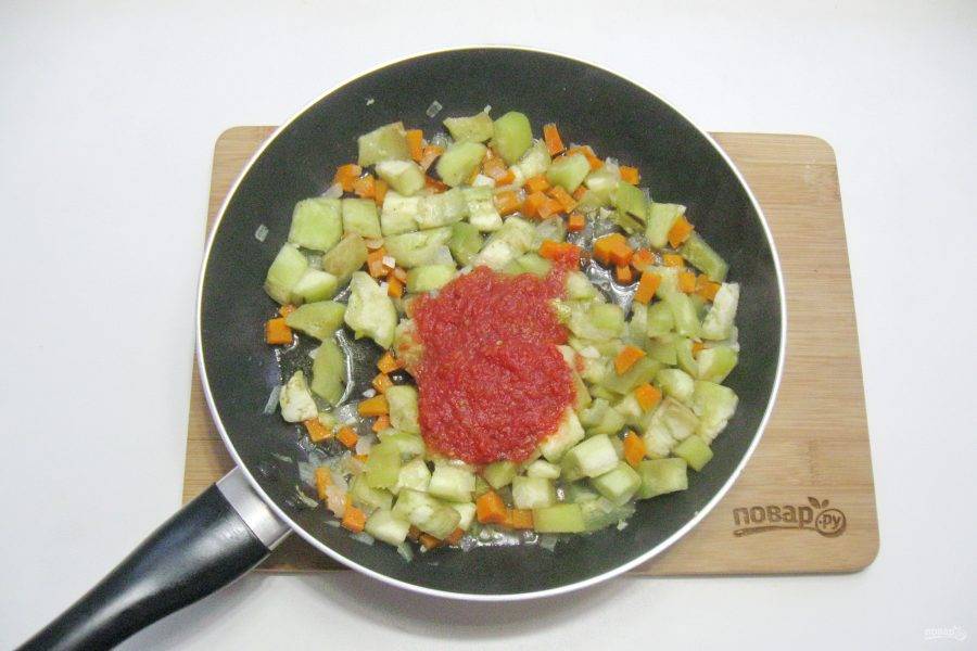 После добавьте томатный морс или один крупный измельченный помидор или томатную пасту.