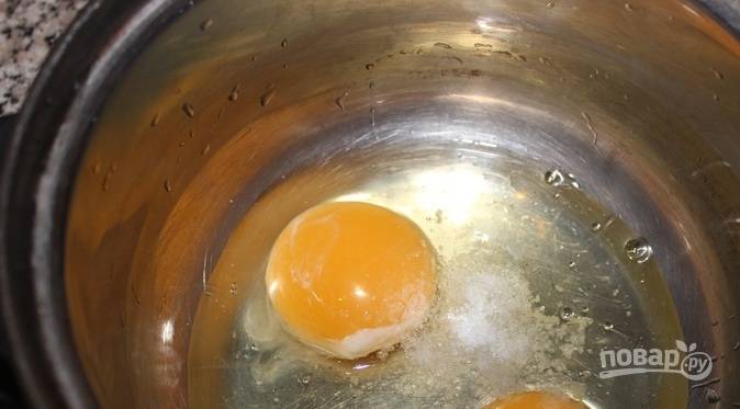 Яйца с солью взбейте венчиком одну минуту.
