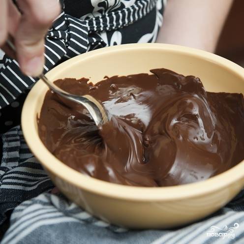 2. Размешайте шоколад до однородной массы и дайте ему остыть.