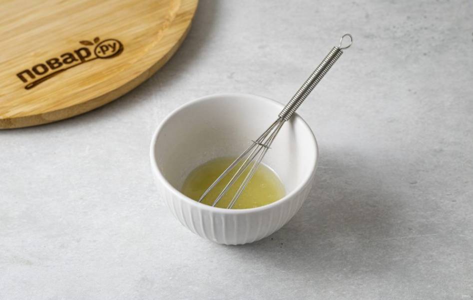 Для заправки салата смешайте лимонный сок и оливковое масло.