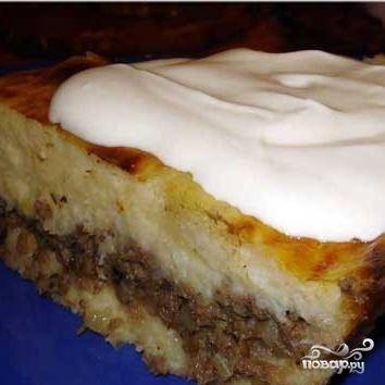 8. Подавать мясную запеканку со сметаной.