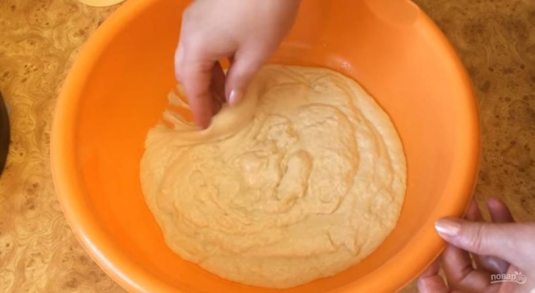 3.  Тесто получается очень жидким и липким. Смазанными маслом руками округлите и переверните тесто. Накройте тесто крышкой и оставьте на 1 час при комнатной температуре.