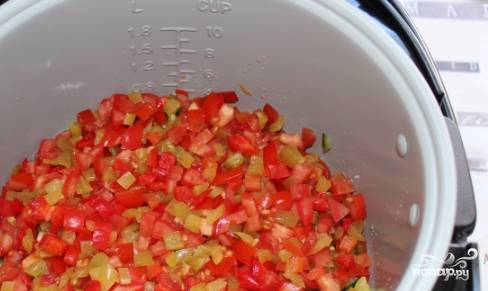 2. Дальше режем соленые огурцы и перец мелкими кубиками. Добавляем эти овощи в мультиварку и продолжаем жарить, перемешав.