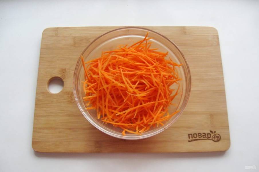 Морковь очистите, помойте и натрите на терке для моркови по-корейски.