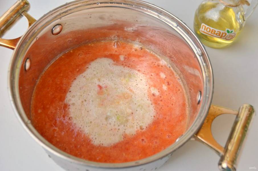 3. Возьмите кастрюлю с толстым дном, перелейте туда томат. Болгарский перец вымойте, удалите семена. Измельчите с помощью мясорубки или чоппера. Добавьте к томату.
