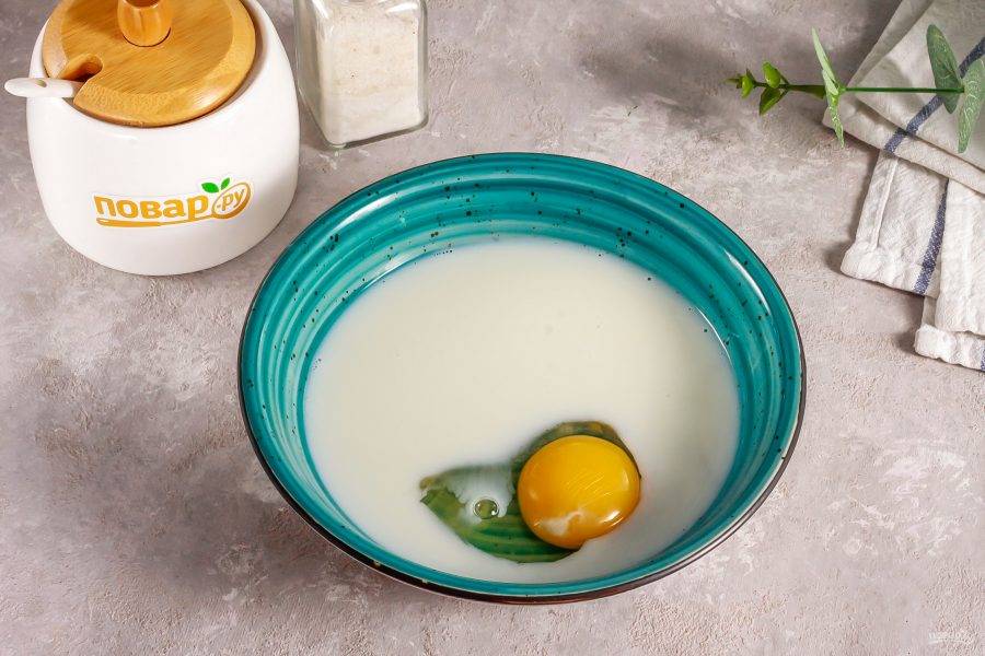 Влейте молоко любой жирности в глубокую емкость или тарелку. Вбейте туда же куриное яйцо, выложите мед и всыпьте сахар, соль. Можно не использовать сахар или заменить его ванильным сахаром. Аккуратно все взбейте.