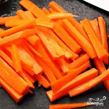 Фаршу необходимо постоять минут 20. А пока займемся следующим: нарежем соломкой морковь, зеленый перец и немного красного перца.