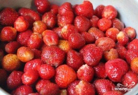 Удаляем у ягод черешки с чашелистиками, хорошо промываем плоды под проточной водой.