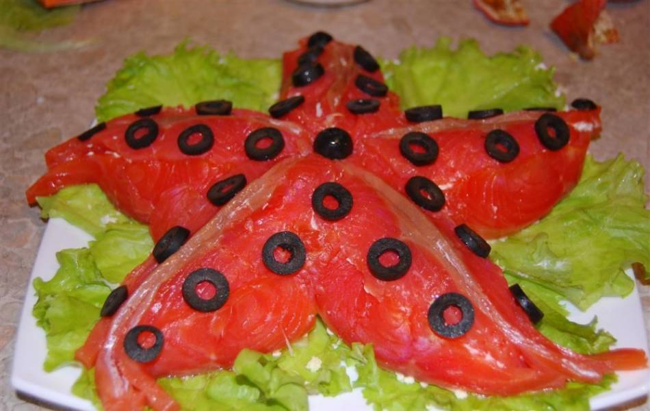 6. Выкладываем завершающим этапом семгу, украшаем все нарезанными оливками. Вот такой праздничный салат у нас получился.