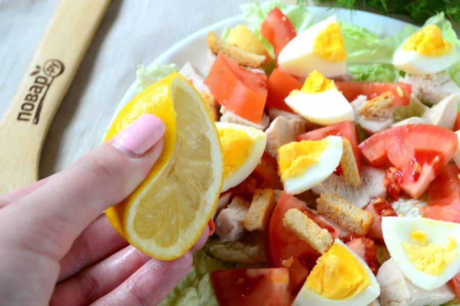 Сбрызните салат соком половины лимона.