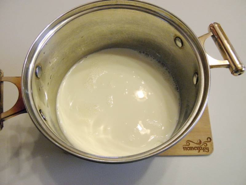 2. Молоко хорошо подогрейте, чтобы было горячим, но не доводите его до кипения. Снимите с огня.