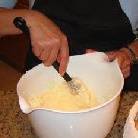 Резиновой лопаткой перемешивайте сыр до состояния крема.