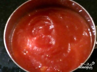 4. В большую кастрюлю наливаем томатный соус, добавляем мелко порезанный чеснок. Туда же отправляем перец, соль и растительное масло. 