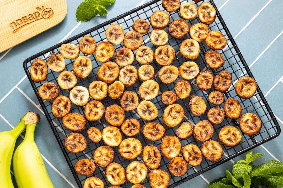 Готовые банановые чипсы выложите на решетку, чтобы они остыли.