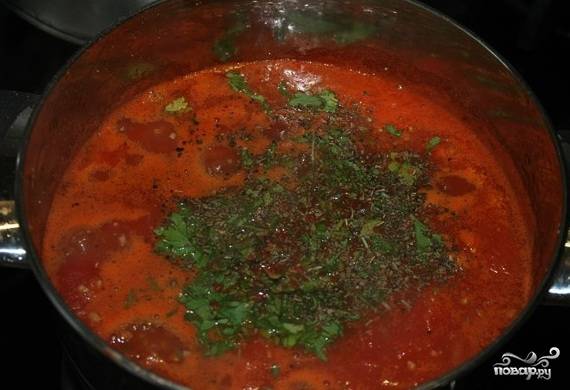 7. Варим суп около 15 минут на слабом огне, постоянно помешивая. Можно добавить пряные травы, помидоры очень "любят" их.