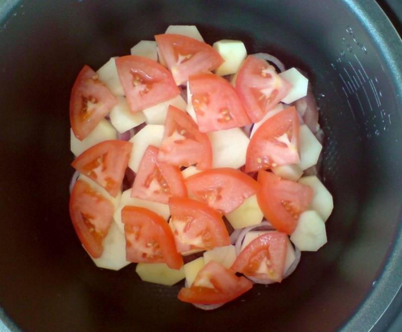 5. Чтобы блюдо было сочнее можно добавить помидоры. Их необходимо вымыть и нарезать тонкими ломтиками. Выложить в чашу мультиварки. 