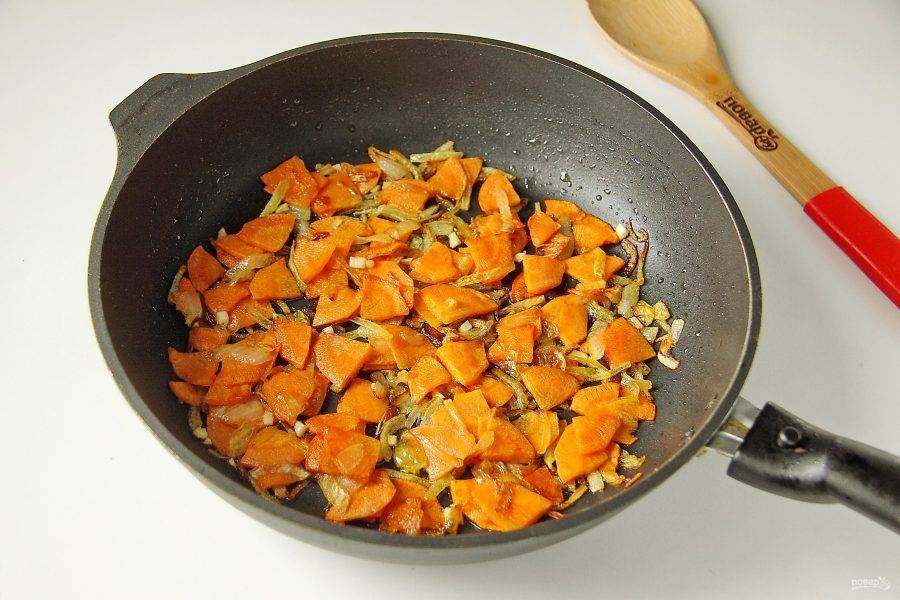 Обжарьте овощи на сковороде, периодически помешивая до мягкости.