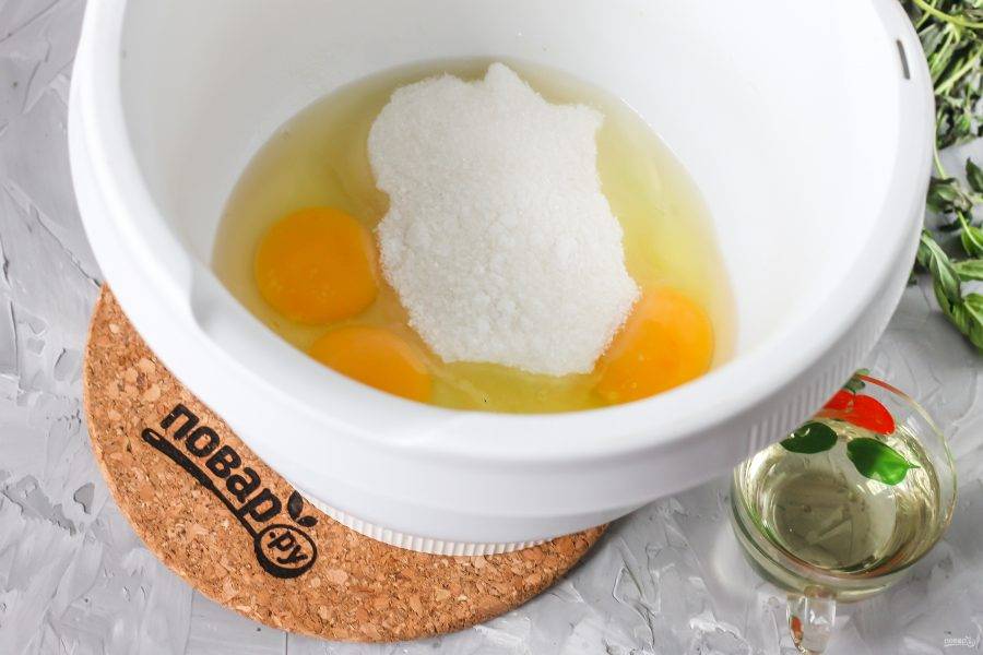 Куриные яйца вбейте в глубокую емкость, всыпьте туда же соль и сахарный песок. По желанию можете добавить и ванильный сахар — вафли приобретут яркий аромат. Взбейте всю массу на самой высокой скорости техники примерно 3-4 минуты до увеличения и побеления.