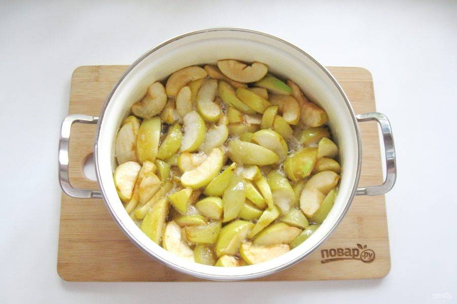 Поставьте кастрюлю на плиту и доведите до кипения. Варите яблоки 25-30 минут на небольшом огне.
