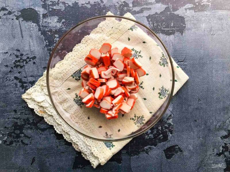 Салат с кальмаром и крабовыми палочками - пошаговый рецепт с фото на Готовим дома