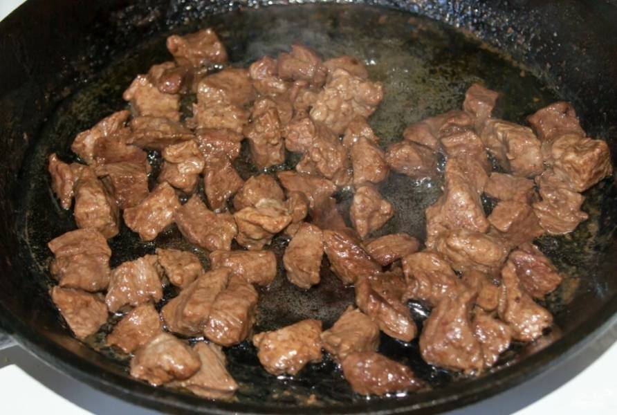 2. Мякоть говядины нарежьте небольшими кусочками и обжарьте на сливочном масле. Лук мелко нашинкуйте и тоже обжарьте (отдельно от мяса).
