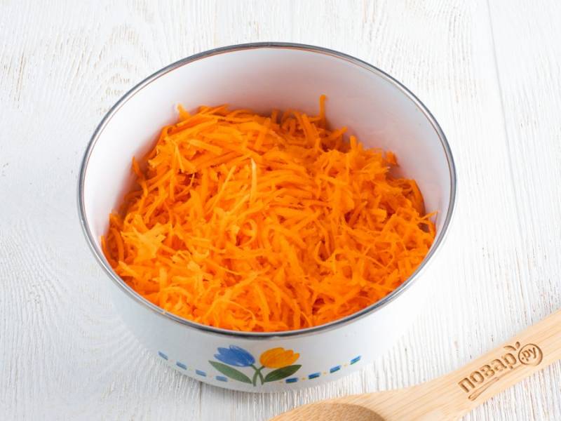 Все ингредиенты салата нужно натереть на мелкой терке. Сначала натрите очищенную морковь.