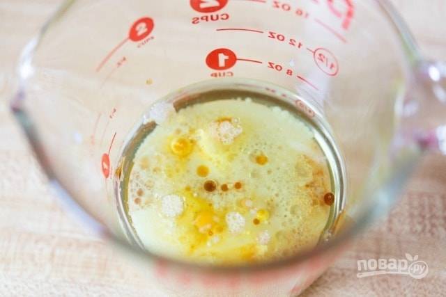 2. Соедините в отдельной мисочке растительное масло, молоко, яйцо, уксус и ванильный экстракт. Взбейте до однородности. 