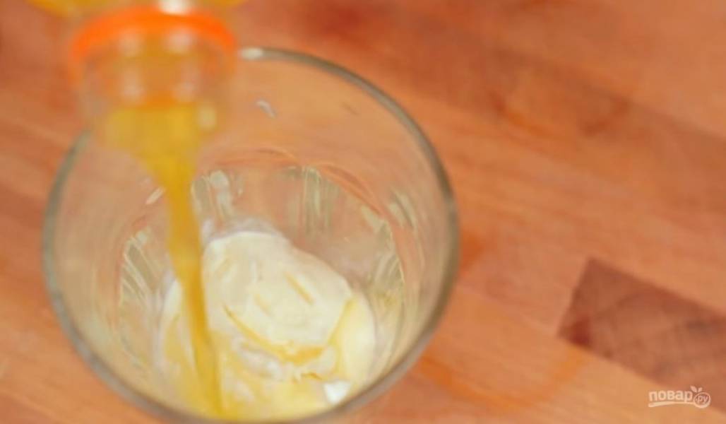 2. Затем налейте в стакан с пломбиром фанту, оставив немного места. Фанта наилучшим образом подходит для этого коктейля, так как дает приятный апельсиновый вкус и аромат.