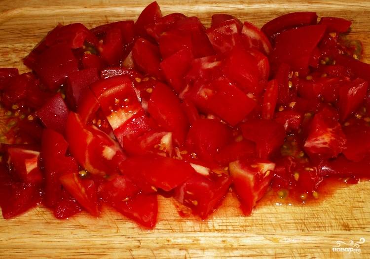 Также измельчаем томаты.