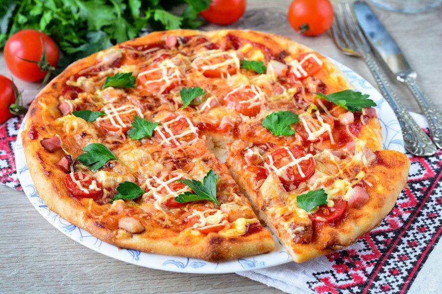 Рецепт Пицца с фаршем помидорами и сыром в домашних условиях