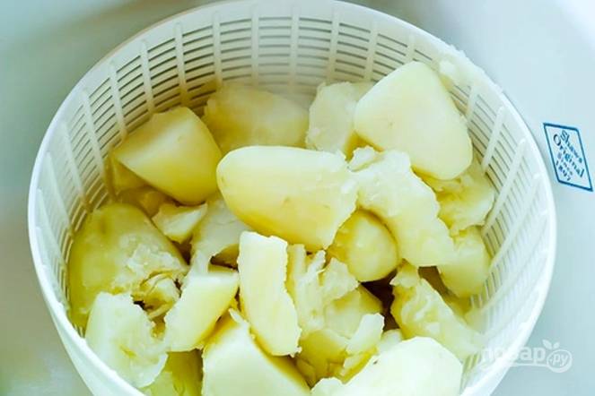 Готовый картофель положите в дуршлаг и дайте воде стечь.