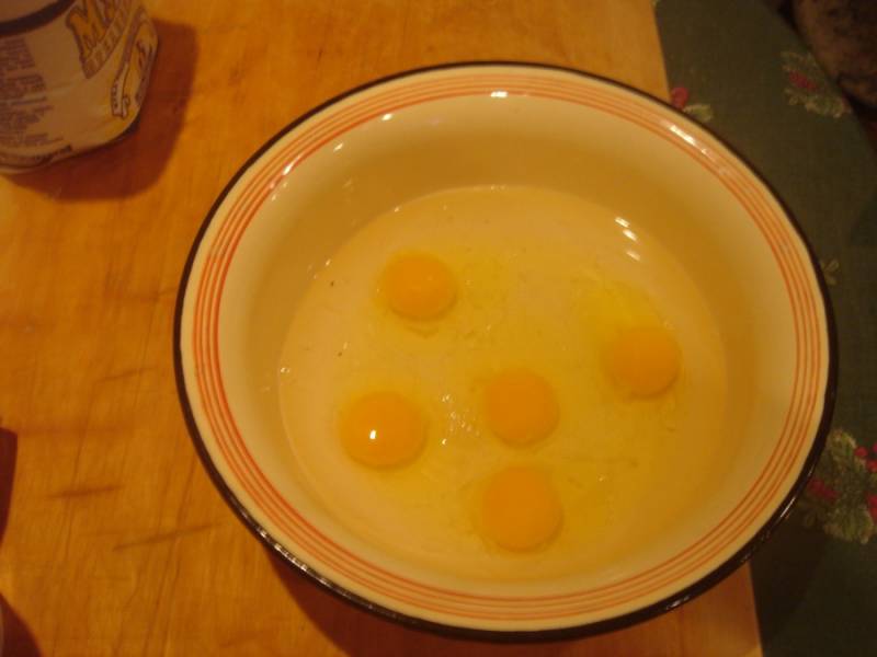 Начинаем делать тесто. В пол литра воды разбейте яйца, добавьте ложку растительного масла, чуть-чуть посолите. 