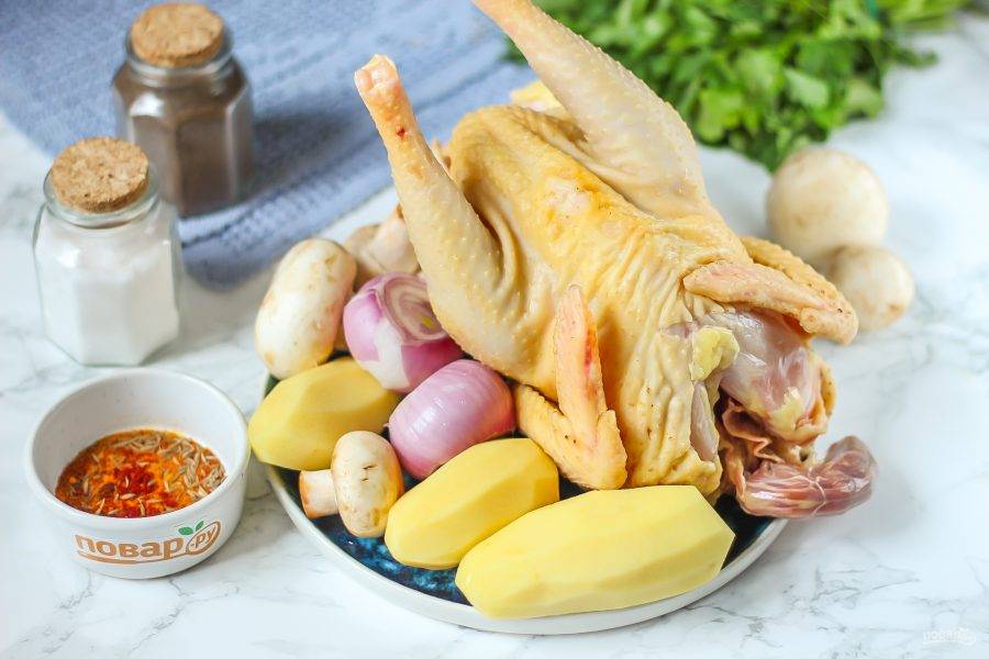 Подготовьте указанные ингредиенты. Курицу предварительно промойте и подсушите бумажными салфетками. Картофель и лук очистите от кожуры и промойте вместе с грибами.