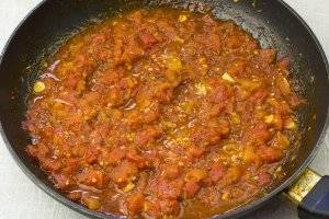 Готовый томатный соус снять с огня и дать остыть.