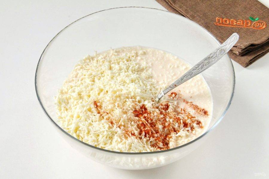 Для начинки взбейте яйца с солью. Добавьте сливки, тертый сыр, паприку и перец по желанию.
