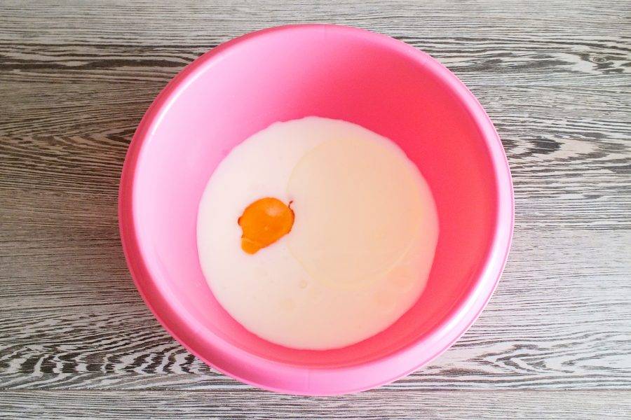 В чаше смешайте молоко, растительное масло и яйцо.