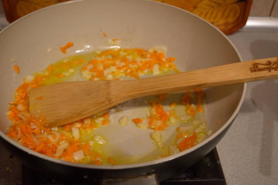 Добавить морковь. Тушим все вместе, помешивая.
