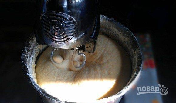 В тесто добавьте оставшуюся просеянную муку. Вымешивайте его в течение 20-30 минут, пока тесто не перестанет липнуть к рукам.