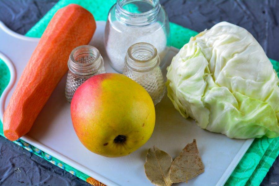 Подготовьте ингредиенты для приготовления квашеной капусты с морковью и яблоками.