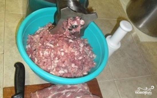 Свинину пропустите через мясорубку с сеткой в 17 мм., а говядину — в 4 мм. Смешайте фарш.