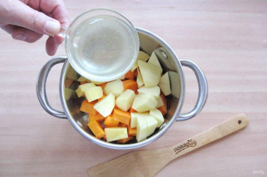 Влейте куриный бульон в кастрюлю с овощами.