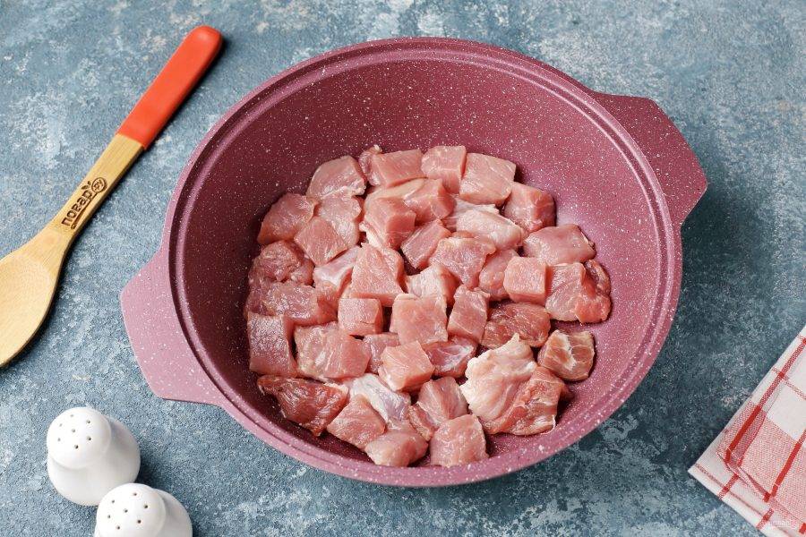Подготовьте казан или любую посуду с толстым дном. Выложите нарезанное небольшими кусочками мясо.