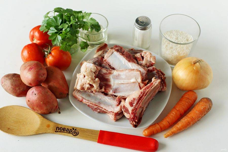 Подготовьте все ингредиенты. Можно использовать любые части мяса для супа, у меня ребрышки.